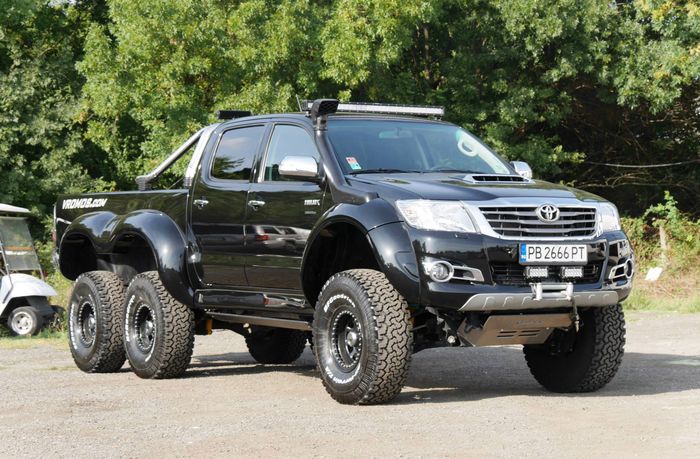 Modifikasi Toyota Hilux dengan 6 roda