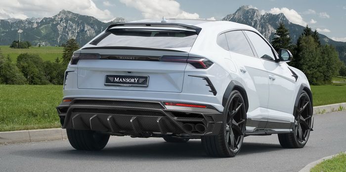 Tampilan belakang modifikasi Lamborghini Urus hasil garapan Mansory