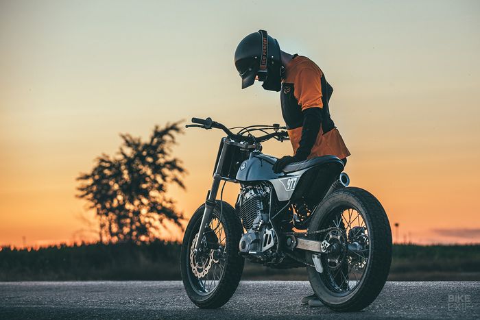 Hasil akhirnya, Yamaha XT600E ini menjadi flat tracker yang punya tampang super tangguh