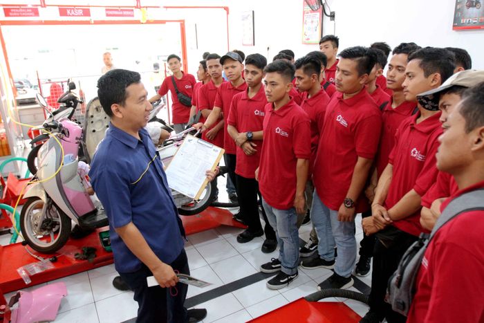 Peserta pelatihan AHYPP berkunjung di bengkel motor.