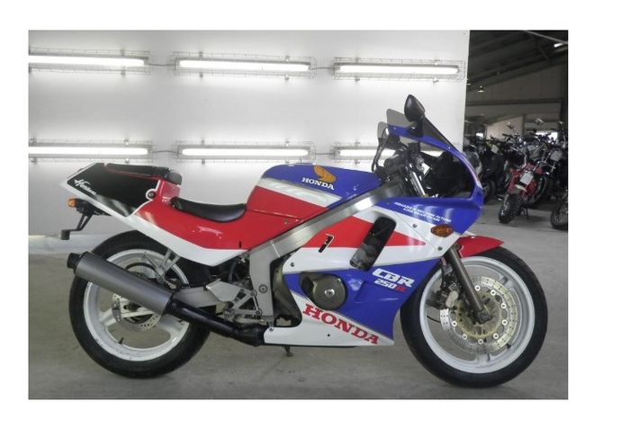 Honda CBR250R MC 19 bermesin empat silinder