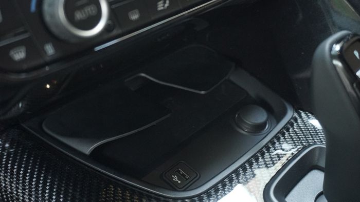 Toyota GR Supra Pro ada tambahan wireless charging di konsol tengah