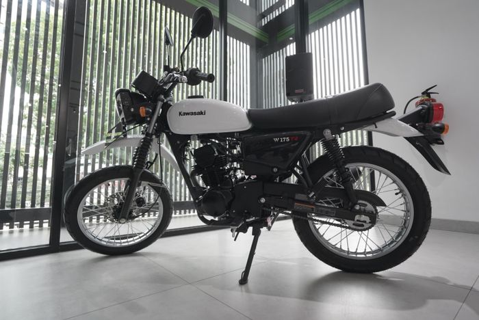 Kawasaki W175TR versi standard