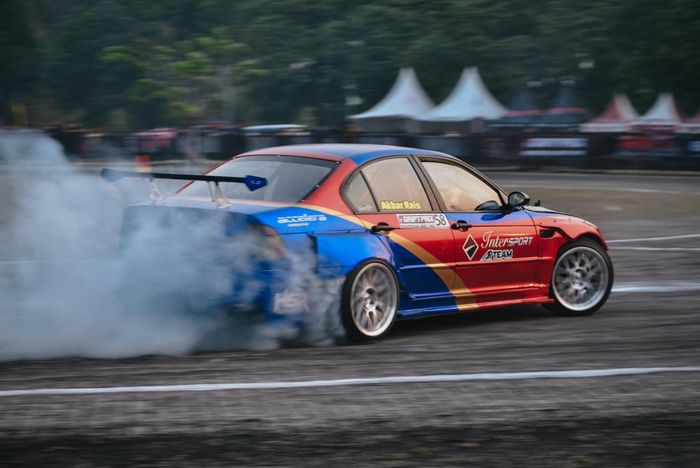 Driftainment seru dengan line-up drifter lokal dan mancanegara