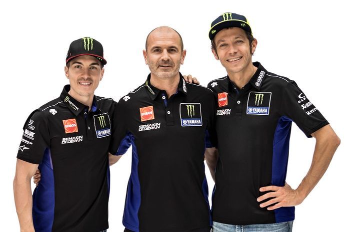 Massimo Meregalli di antara Maverick Vinales dan Valentino Rossi.