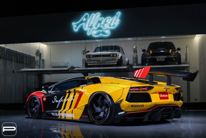 Tampilan belakang Lamborghini Aventador pakai kelir Advan Racing