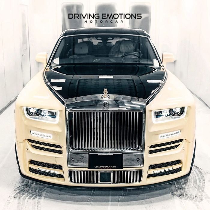Rolls-Royce Phantom yang dibeli Drake dengan two tone cream-black