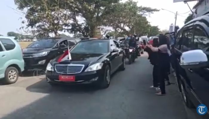 Presiden Joko Widodo menaiki Mercedes-Benz S 600 Guard saat kunjungan ke Subang