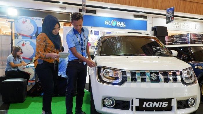 Ilustrasi. Seorang Karyawan terlihat sedang menjelaskan kepada pengunjung tentang produk Suzuki dan program-program yang dihadirkan.