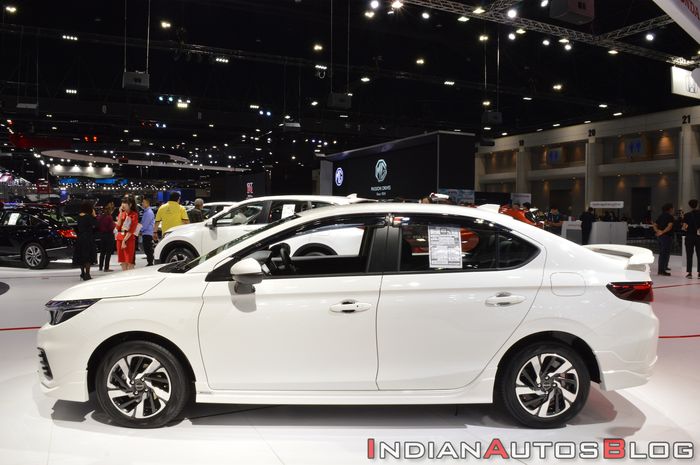 Tampilan samping Honda City 2020 dengan aksesori Modulo