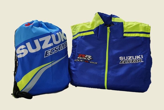 Dapat jaket dan tas team Suzuki Ecstar yang keren 