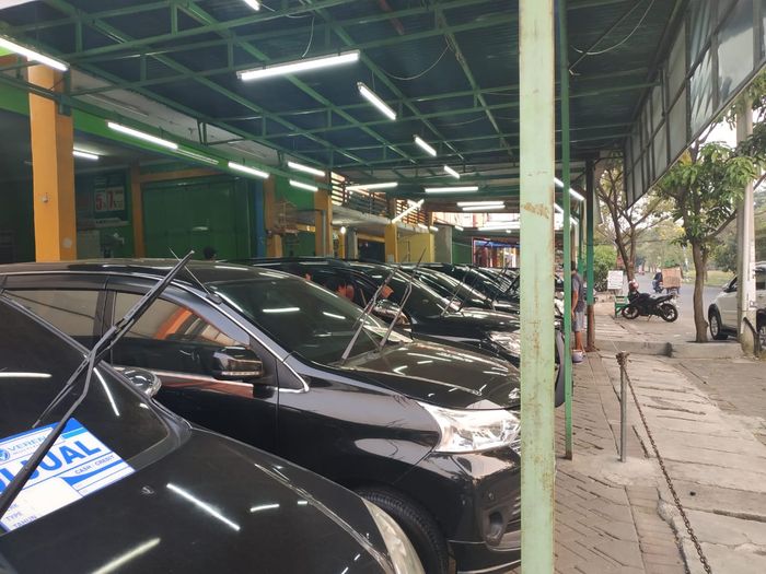 Daihatsu Xenia dan Toyota Avanza mendominasi di showroom mobkas Tangerang