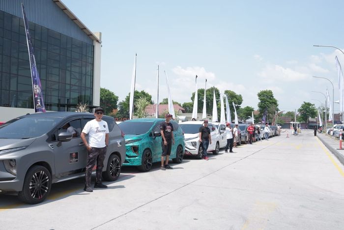 Deretan Mitsubishi Xpander yang mengikuti musda di Solo berswafoto di De Tjolomadoe
