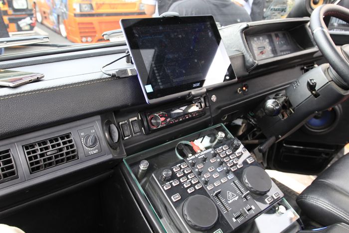 Sistem audio Mitsubishi L300 ini pakai tablet PC dengan DJ mixer