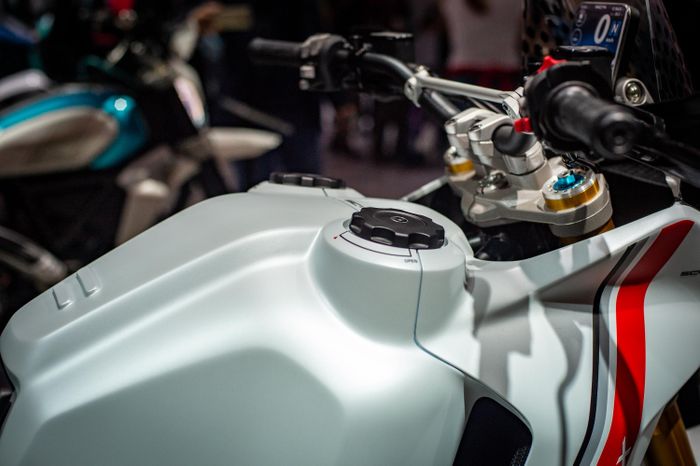 Tangkinya dibuat besar agar mampu menampung banyak bahan bakar