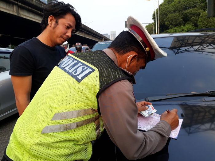Polisi saat melalukan penindakan ganjil genap di kawasan Jakarta Selatan