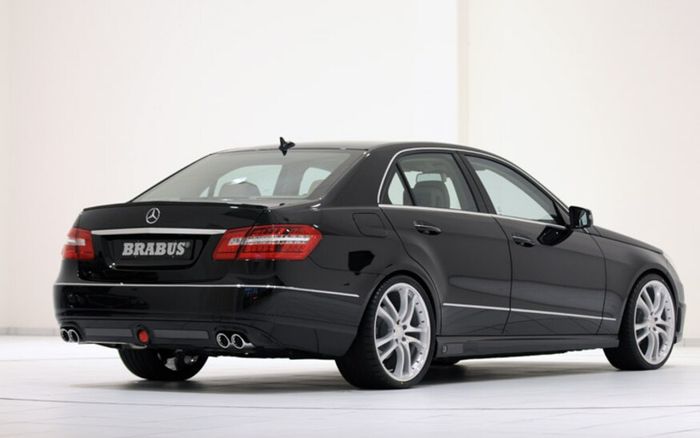 Tampilan belakang modifikasi Mercedes-Benz E-Class hasil garapan Brabus