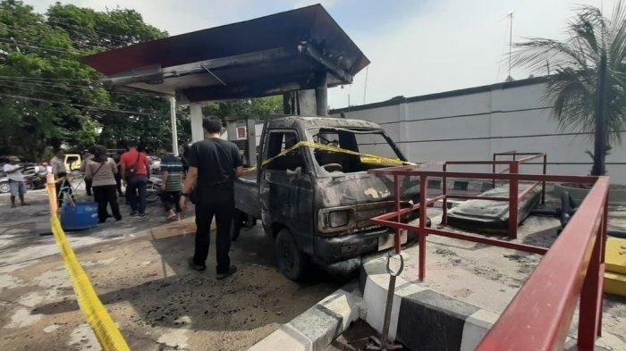 Kondisi mobil terbakar saat isi bensin di SPBU Metro, Lampung, Selasa (3/12/2019). (dokumentasi warga) 