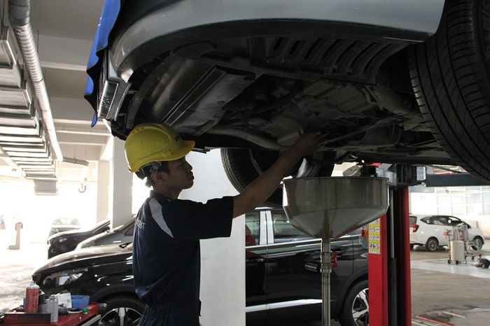 Ilustrasi. Servis Peugeot di bengkel resmi.