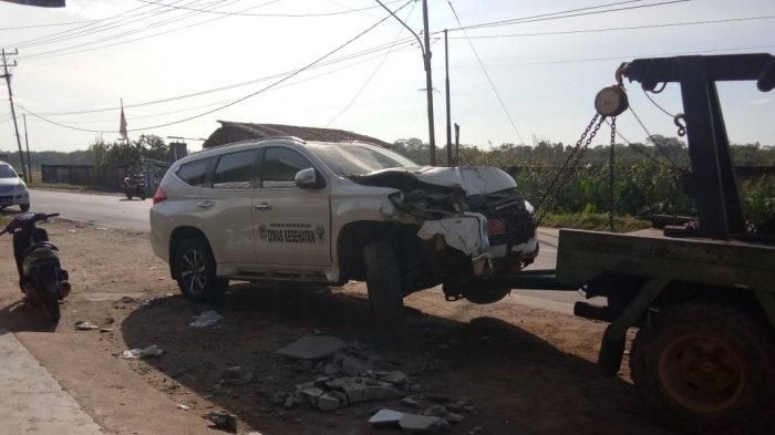 Mobil Dinas Kesehatan Melawi alami Kecelakaan di Jalan Trans Kalimantan Sungai Ambawang, Rabu (4/11/2019), Mobil meluncur dari arah Tayan bertabrakan dengan sepeda motor dan menambrak rumah warga (TRIBUNPONTIANAK/ISTIMEWA/Polsek Ambawang)