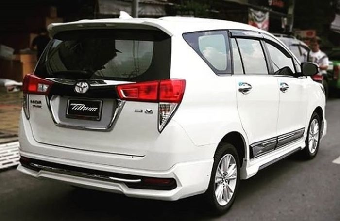 Tampilan belakang Toyota Kijang Innova Reborn pakai body kit custom