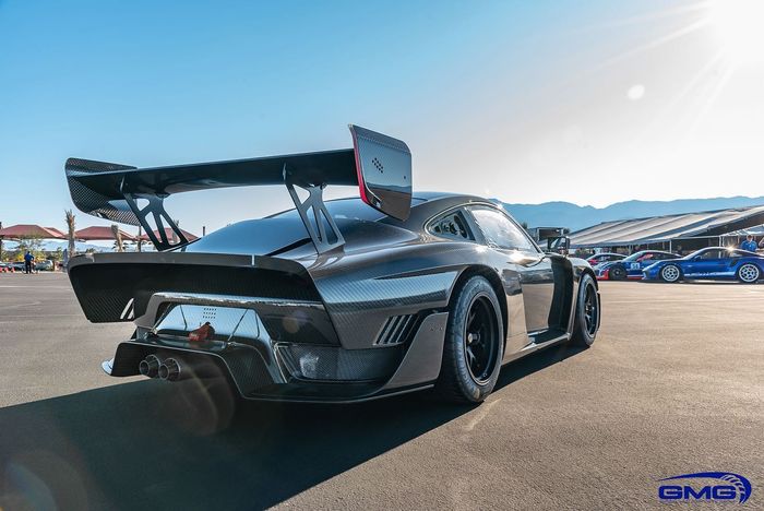 Tanpilan belakang Porsche 935 Clubsport full serat karbon