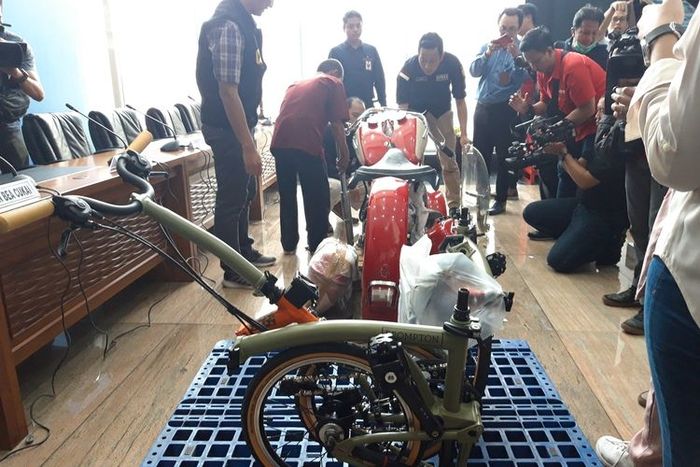 Penampakan Harley-Davidson ilegal di dalam pesawat Garuda Indonesia
