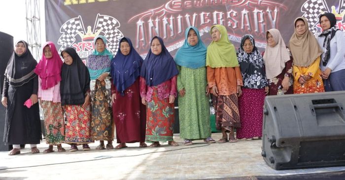 Acara anniversary sewindu YKCC diisi dengan satunan anak yatim dan penghuni panti jompo.