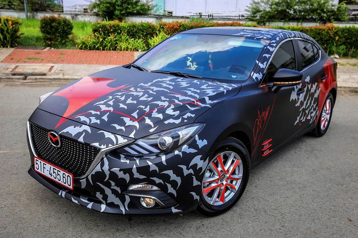 Modifikasi Mazda3 dengan tema Batman