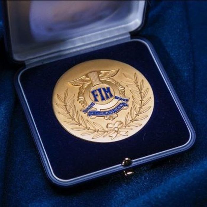 Medali emas dari FIM (F&eacute;d&eacute;ration Internationale de Motocyclisme)