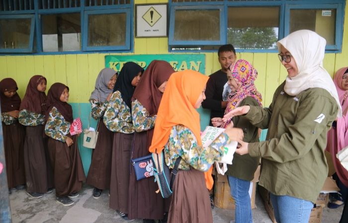 PT Bridgestone Mining Solutions Indonesia (BMSI) juga berikan donasi.