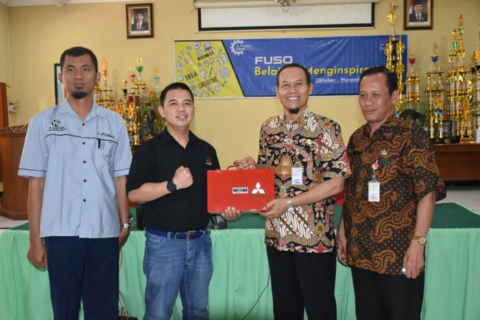 tahun ini KTB juga memberikan donasi alat praktik berupa Diesel Engine Compression Tester dan Ratchet &amp; Extension Bar untuk beberapa SMK, khususnya SMK-SMK mitra KTB di Indonesia.