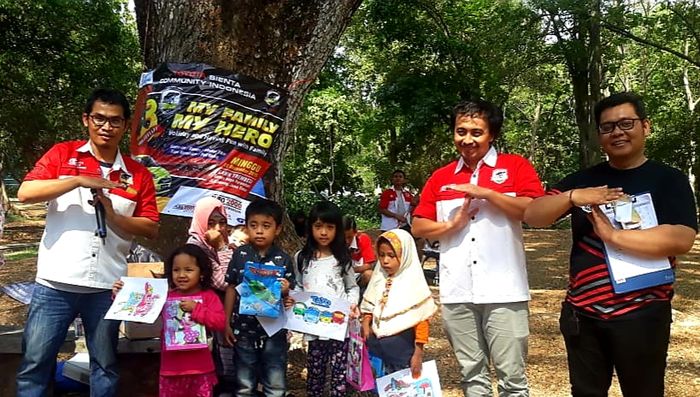 Pemberian hadiah games untuk Toscaner cilik