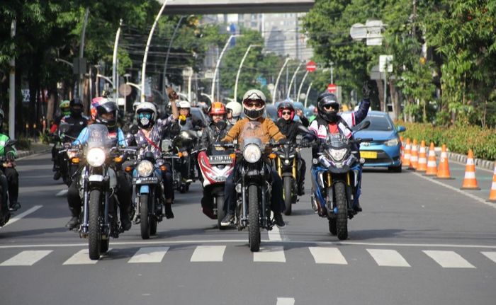 Para pengendara perempuan riding bareng keliling Jakarta.