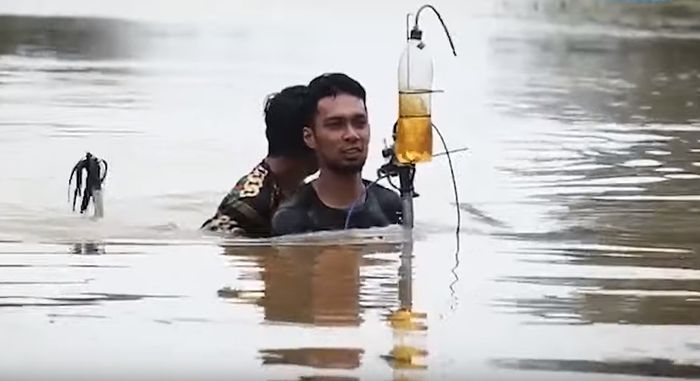 Motor ampibi bisa berenang sampai leher pengendara