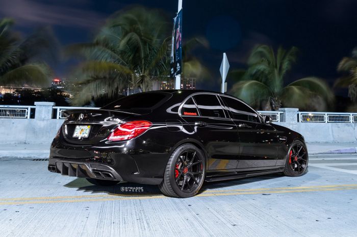 Tampilan belakang modifikasi Mercedes-AMG C63 S pakai part serat karbon