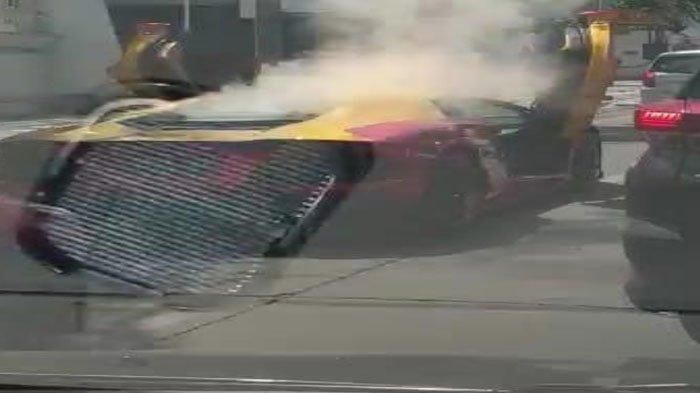 Lamborghini Aventador SV Roadster keluarkan asap putih di jalan Mayjen Sungkono