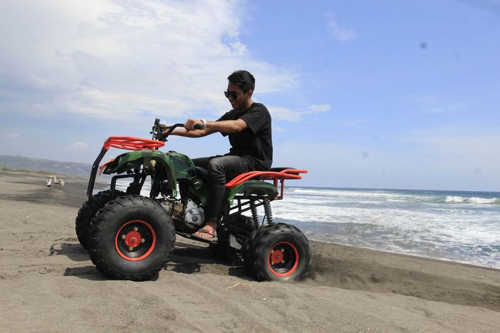 Keseruan bermain ATV di Pantai Depok, Bantul, Yogyakarta