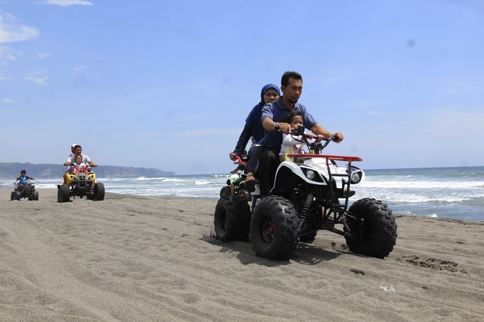 Serunya menyusur pantai dengan ATV di Pantai Depok, Bantul, Yogyakarta