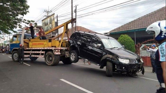 Pajero Sport setelah diangkat dari parit