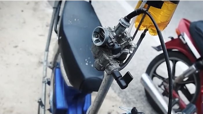 Posisi karburator dipindah ke atas di muka pengendara dengan perantara pipa air ledeng