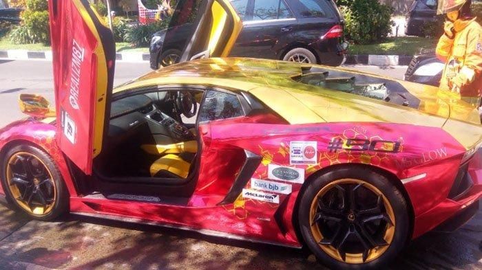 Lamborghini Aventador SV Roadster terbakar di Jl Mayjen Sungkono, Surabaya