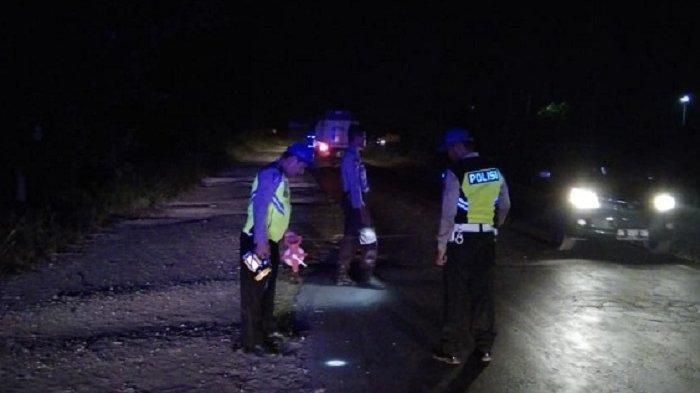 Petugas Satlantas Polres Banjar melakukan olah TKP kecelakaan maut dalam keadaan gelap gulita