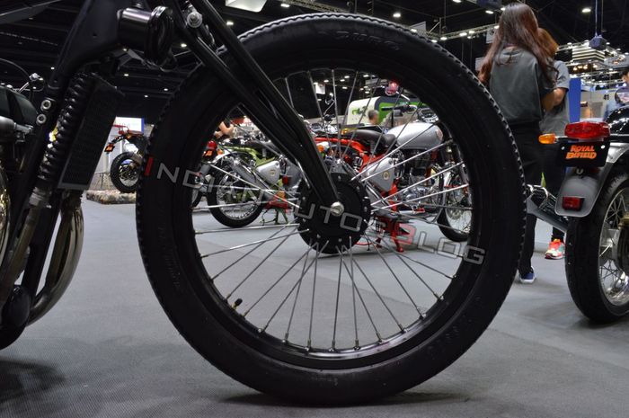 Pelek depan hitam model jari-jari