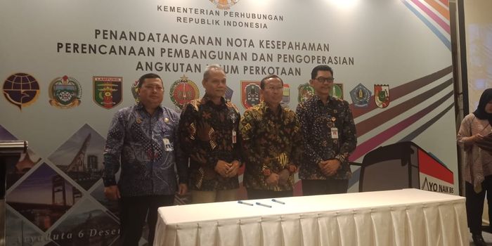 Susaana acara penandatangan Nota Kesepahaman Perencanaan Pembangunan dan Pengoperasian Angkutan Umum Perkotaan dengan 10 kepala daerah pada 6 Desember 2019 di Hotel Aryaduta, Jakarta