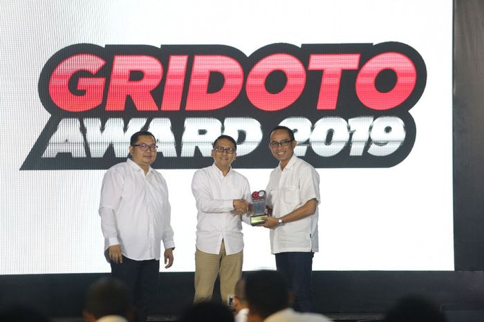 PT Astra Honda Motor (AHM) diwakili Ahmad Muhibbuddin, GM Corporate Communication AHM (kiri) menerima penghargaan Motorcycle of the Year untuk Honda ADV150.