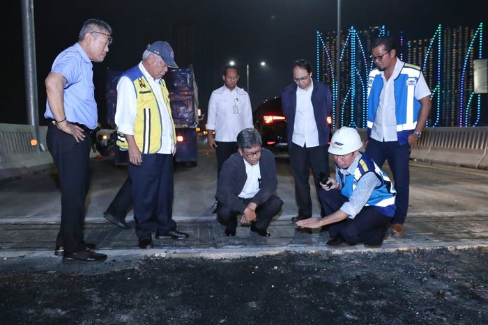 Menteri PUPR, Basuki Hadimuljono (kedua dari kiri) saat meninjau kesiapan Jalan Tol Layang Japek, Selasa malam (10/12/2019).