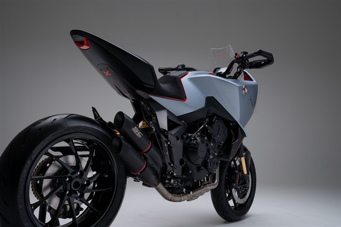 Kaki-kaki belakang Honda CB4 X menggunkan pro arm dengan muffler split berlaber SC Project