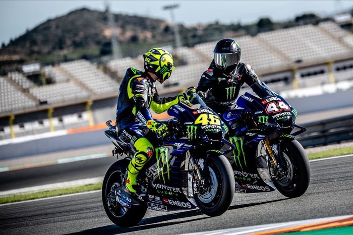 Valentino Rossi dan Lewis Hamilton juga melakukan putaran dengan Yamaha YZR-M1.