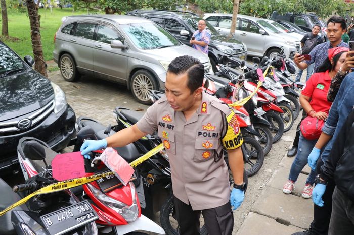 Kapolresta Tangerang AKBP Ade Ary Syam Indradi menginspeksi motor-motor hasil sitaan dari para curanmor.